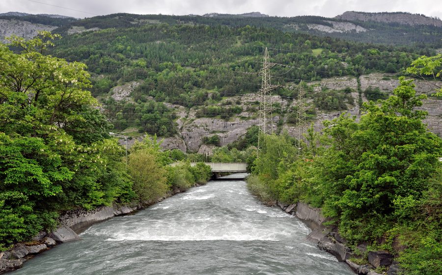 La Plessur près de Coire avec un pont à l’arrière-plan.