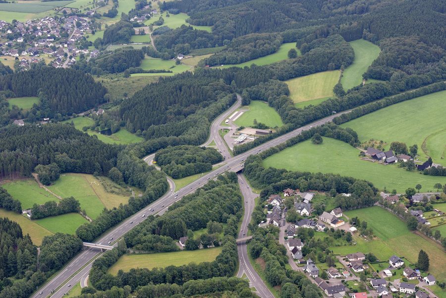 Vue aérienne du territoire urbain de Drolshagen avec les secteurs de Wegeringhausen, Germinghausen et Schreibershof