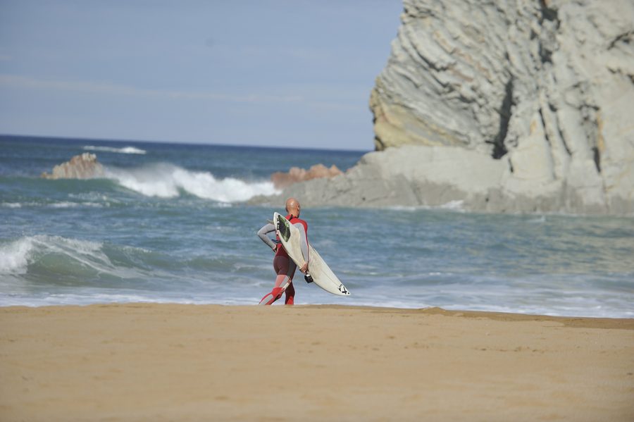 Surfeurs sur une plage à Sopelana
