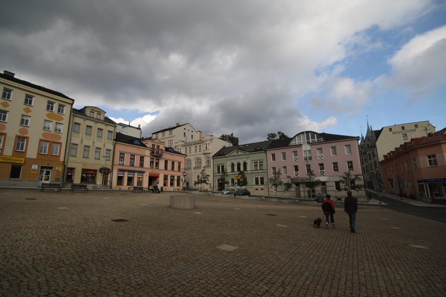Dolní náměstí à Jablonec nad Nisou avec un bâti urbain.