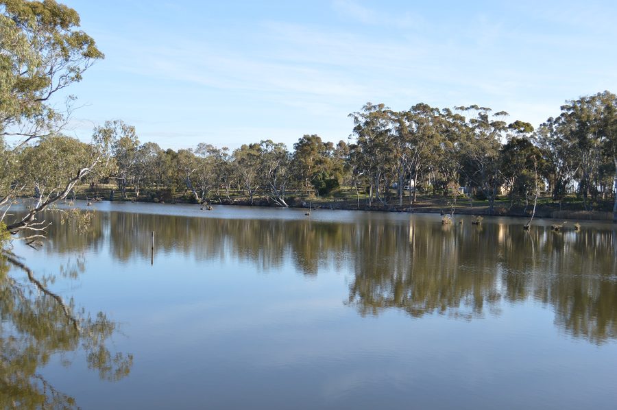 Vue sur le lac Nagambie près du barrage de Goulburn à Victoria