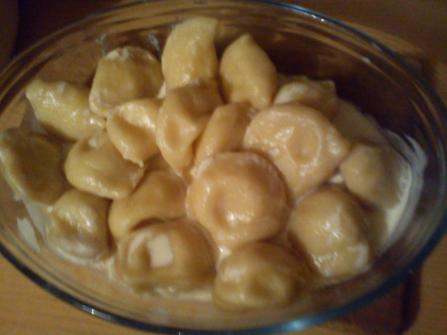 Pierogi ruskie à la crème aigre dans une assiette