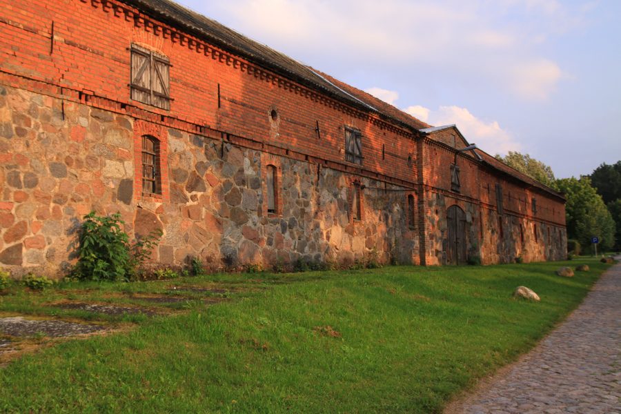 Bâtiment historique de domaine sur le domaine de Nakomiady en Pologne