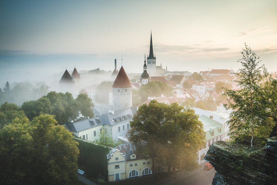 Vieille ville de Tallinn au lever du soleil