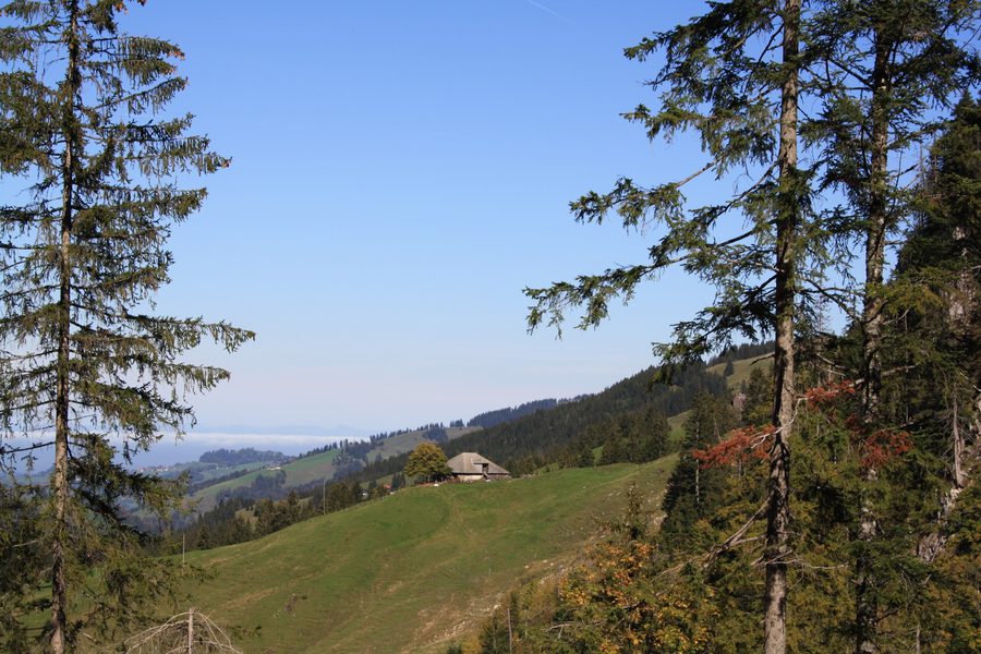 Schwarzsee à Plaffeien devant le paysage des Préalpes fribourgeoises
