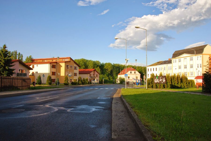 Vue de la Mírové náměstí à Košťany depuis l’ouest