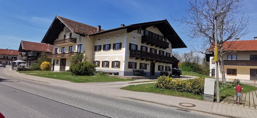 Ancienne ferme dans la Hauptstraße de Chieming avec un enduit richement décoré et une porte sculptée