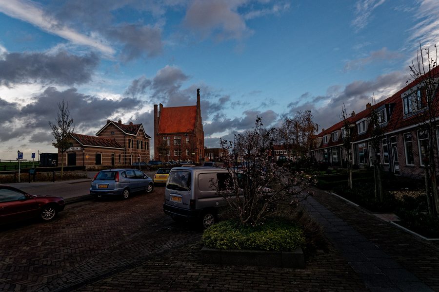 Vue vers l'hôtel de ville de Medemblik depuis Dam et Overtoom