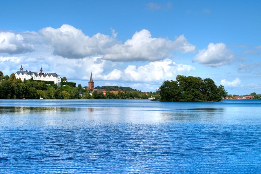Le lac de Plön avec le château de Plön en arrière-plan.