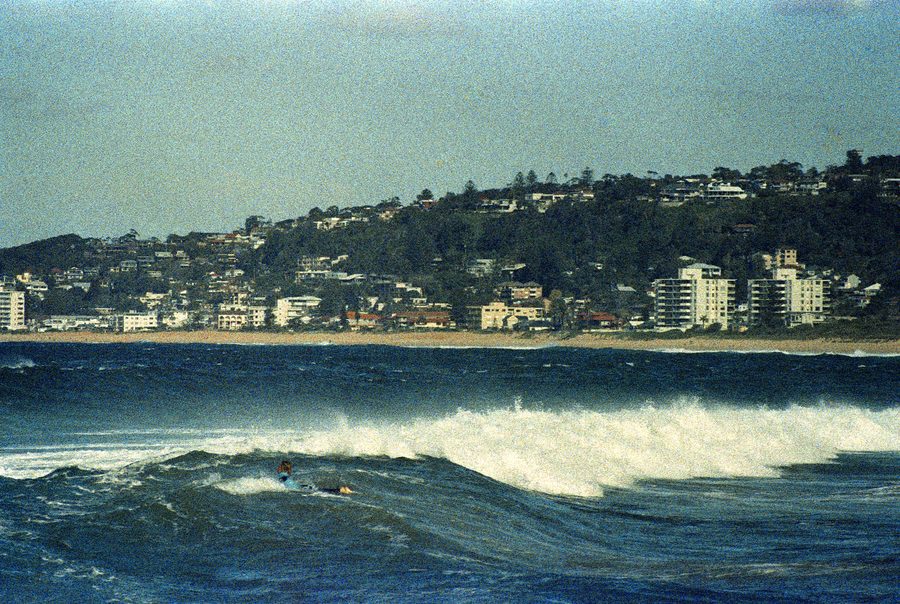 Surfeur chevauchant une vague à North Narrabeen Beach
