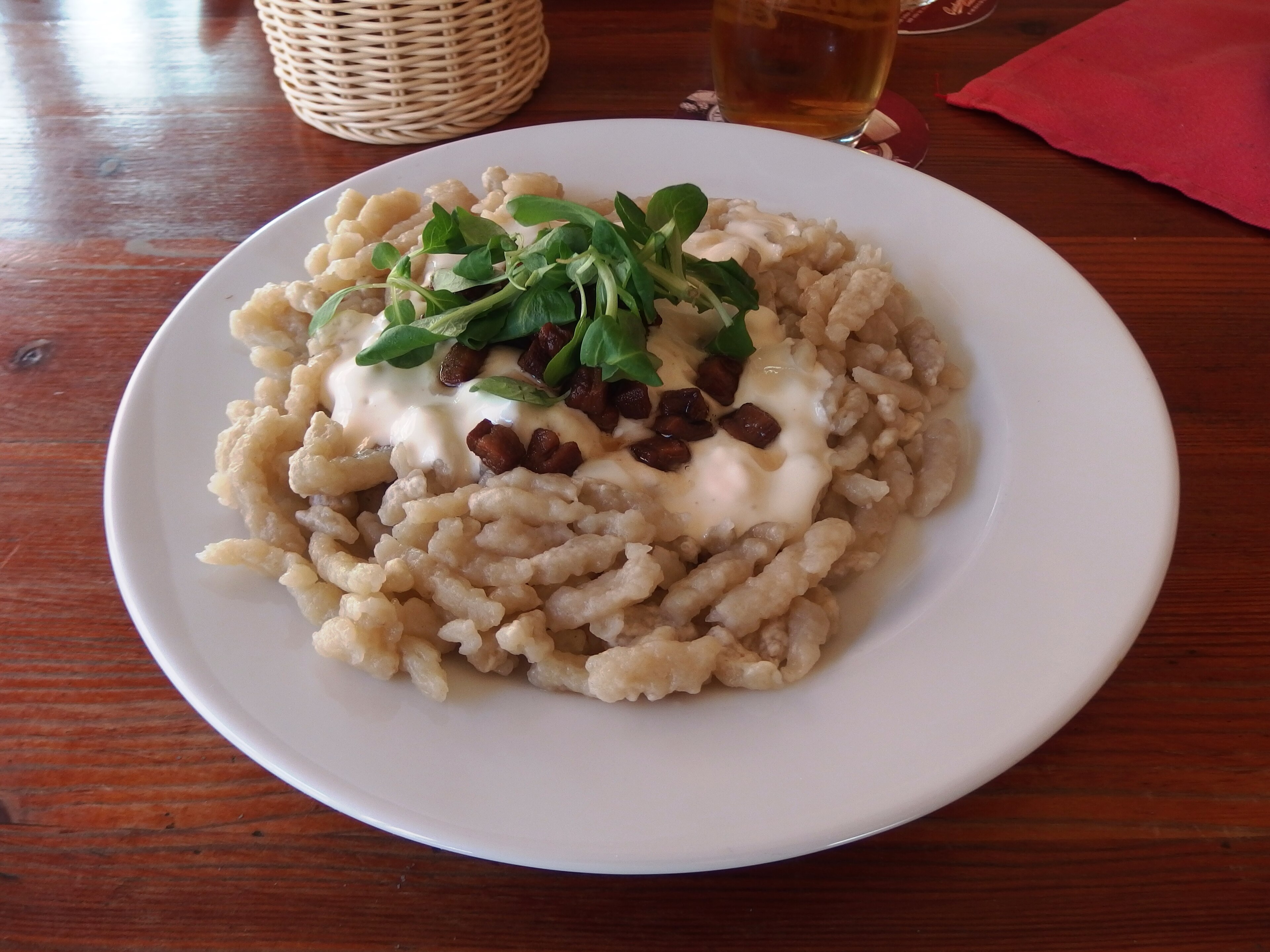Portion de bryndzové halušky, quenelles de pommes de terre au fromage de brebis et au lard