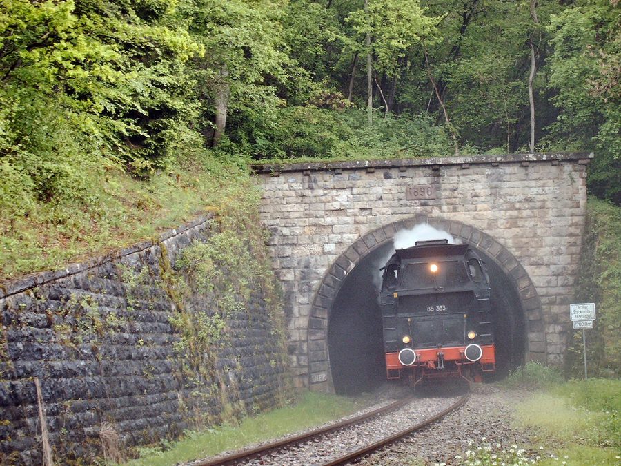 Train de la Wutachtalbahn quittant le tunnel en boucle de Stockhalde