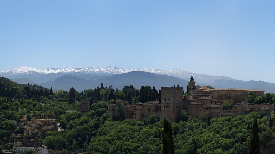Vue panoramique de l’Alhambra à Grenade avec les montagnes en arrière-plan.