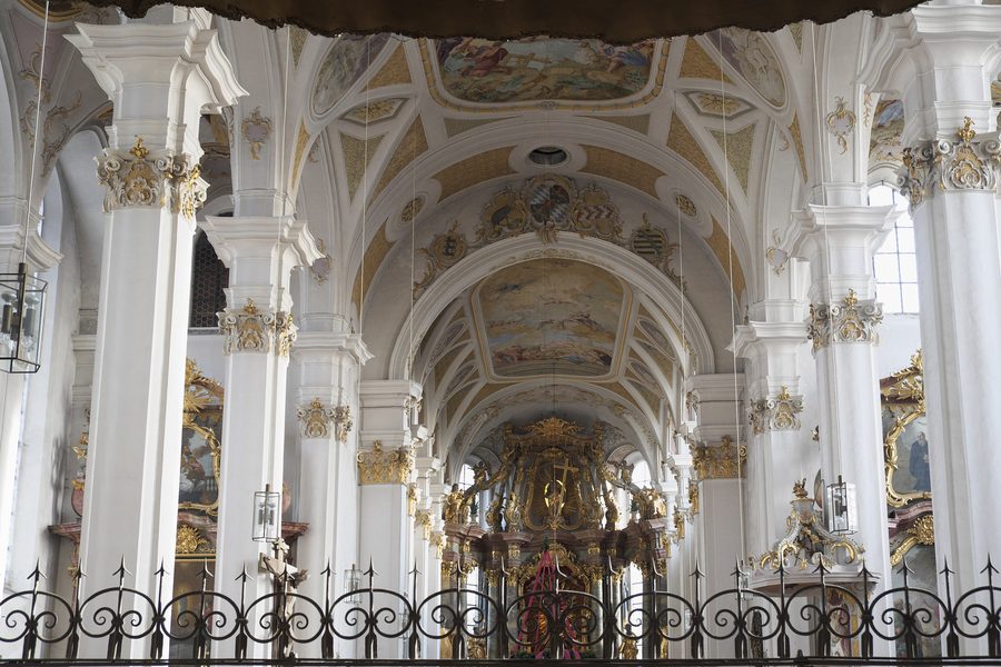 Intérieur de l’église paroissiale et de pèlerinage catholique Saint-Sébastien à Ebersberg