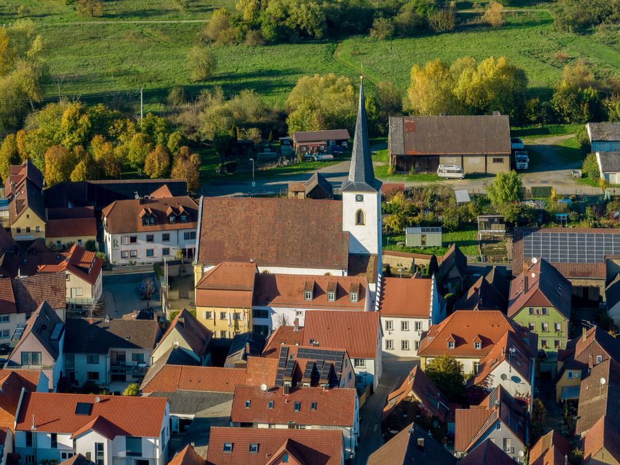Vue aérienne de St. Laurentius à Nordheim am Main depuis la Weininsel