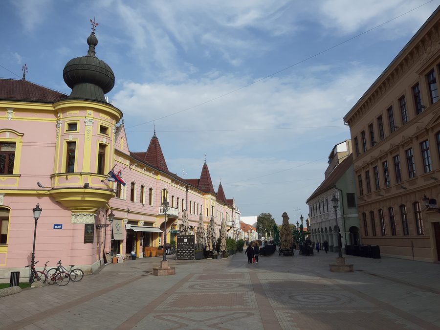 La rue du roi Zvonimir, également connue sous le nom de korzo, au centre de Vinkovci.