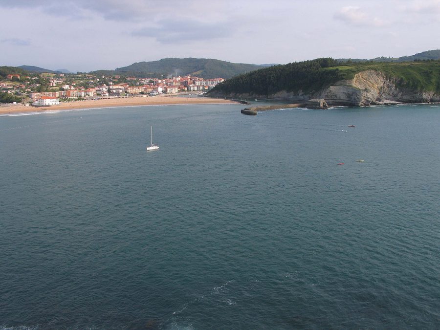 Baie de Plentzia avec front bâti sur le rivage et étendue d’eau