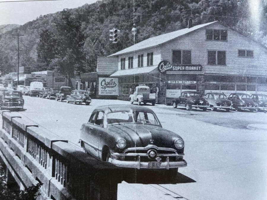 Centre-ville de Gatlinburg le long de la U.S. Route 441 dans les années 1950