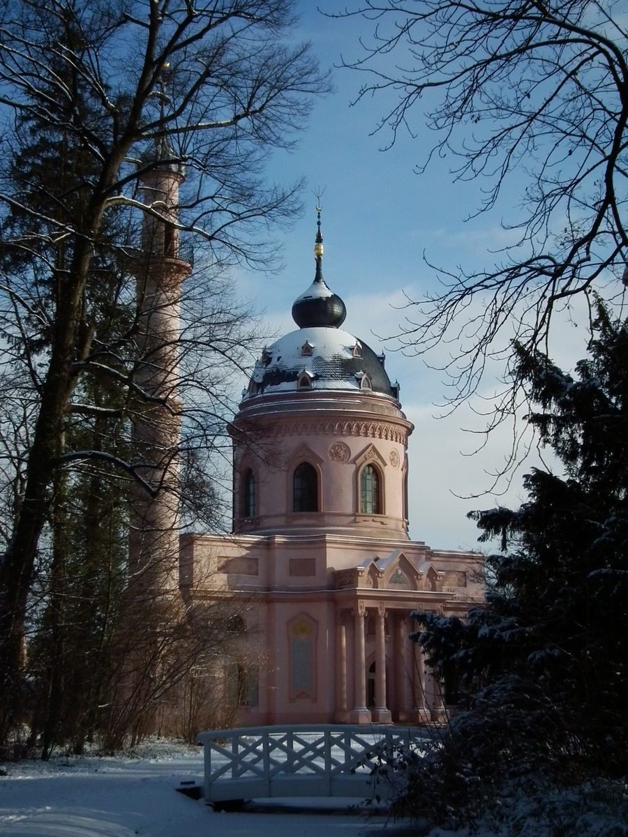 La Mosquée Rouge dans le jardin du château de Schwetzingen, entre les arbres et les aménagements paysagers.