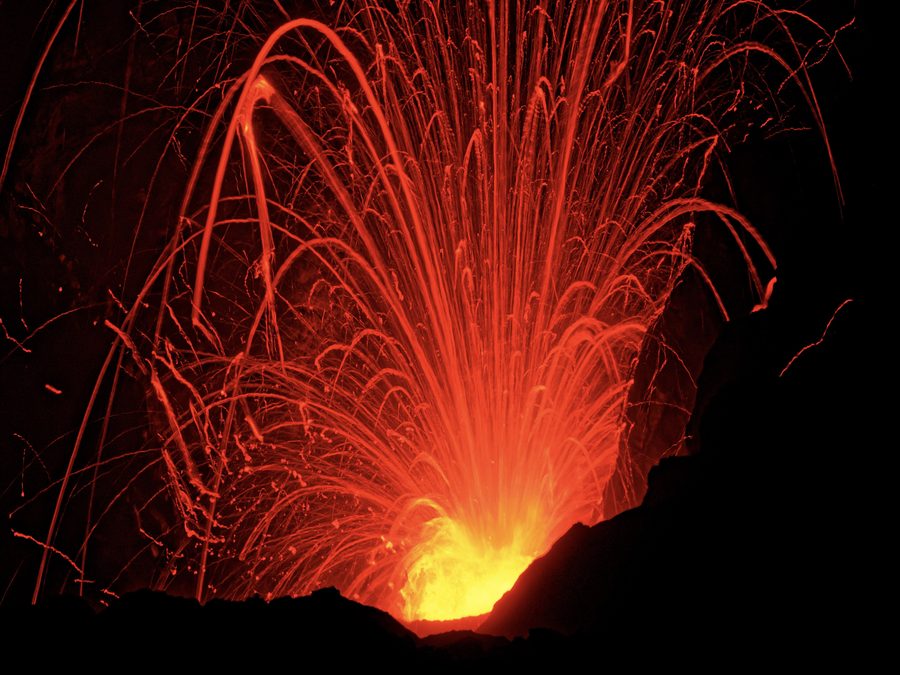 Traces de lave au mont Yasur à Tanna, à Vanuatu