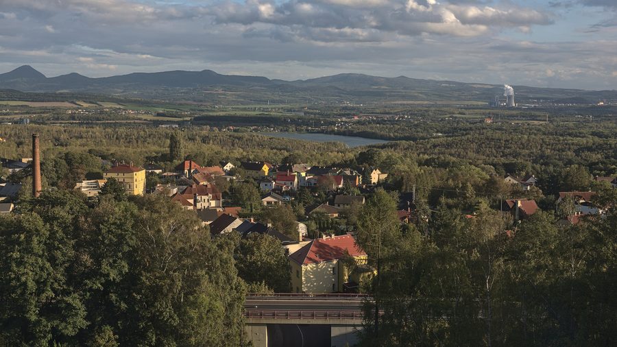 Vue panoramique sur Hrob et le bassin de Teplice en direction de Dubí