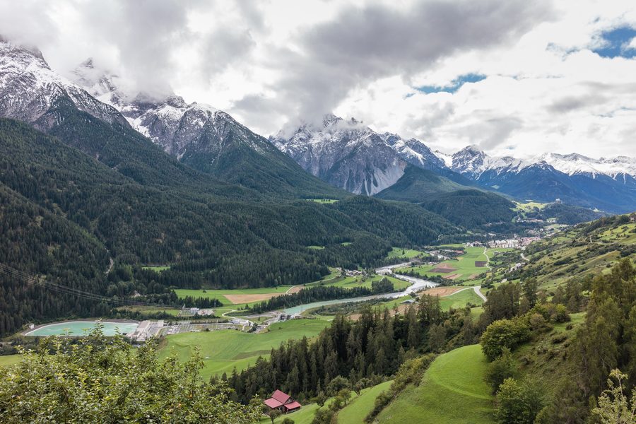 Vue de Sent dans l’Engadine inférieure avec paysage alpin et villages environnants