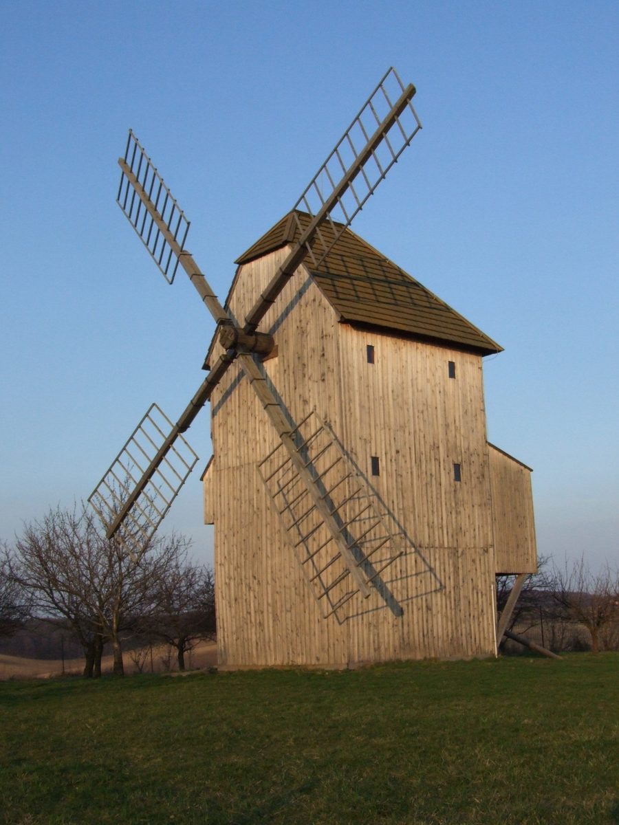 Moulin à vent historique à Starý Poddvorov dans l’Okres Hodonín