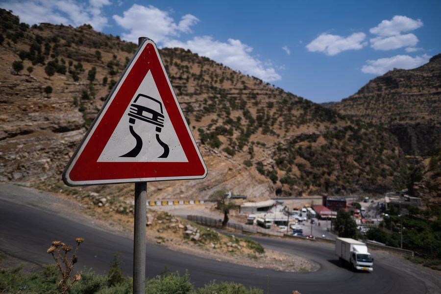 Paysage de montagne le long de la route à l’extérieur de Schaqlawa dans le gouvernorat d’Arbil