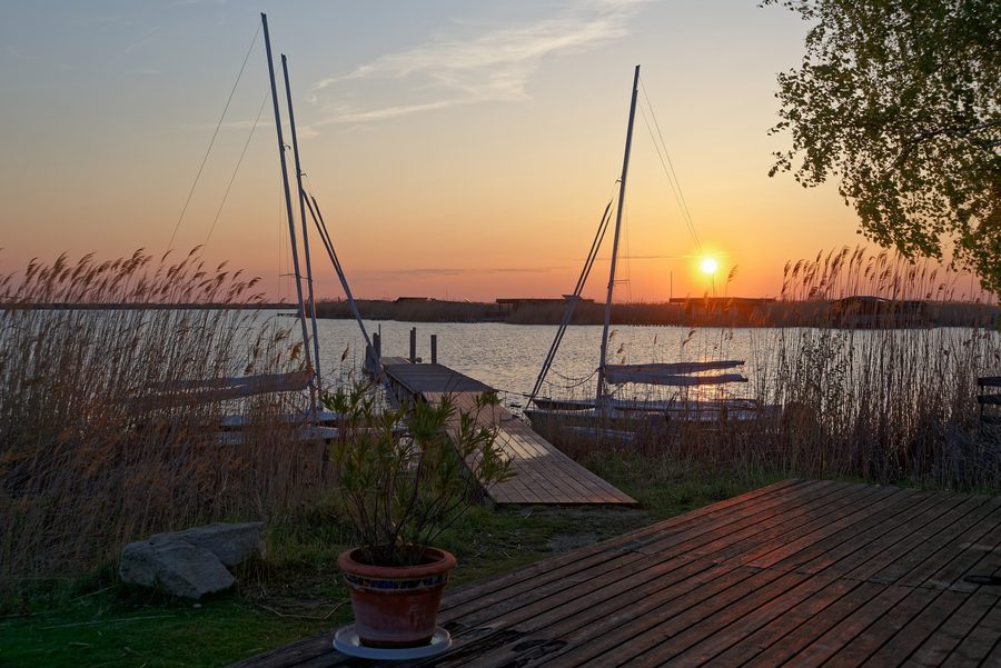 Lever de soleil sur le lac de Neusiedl à Rust, Burgenland, Autriche