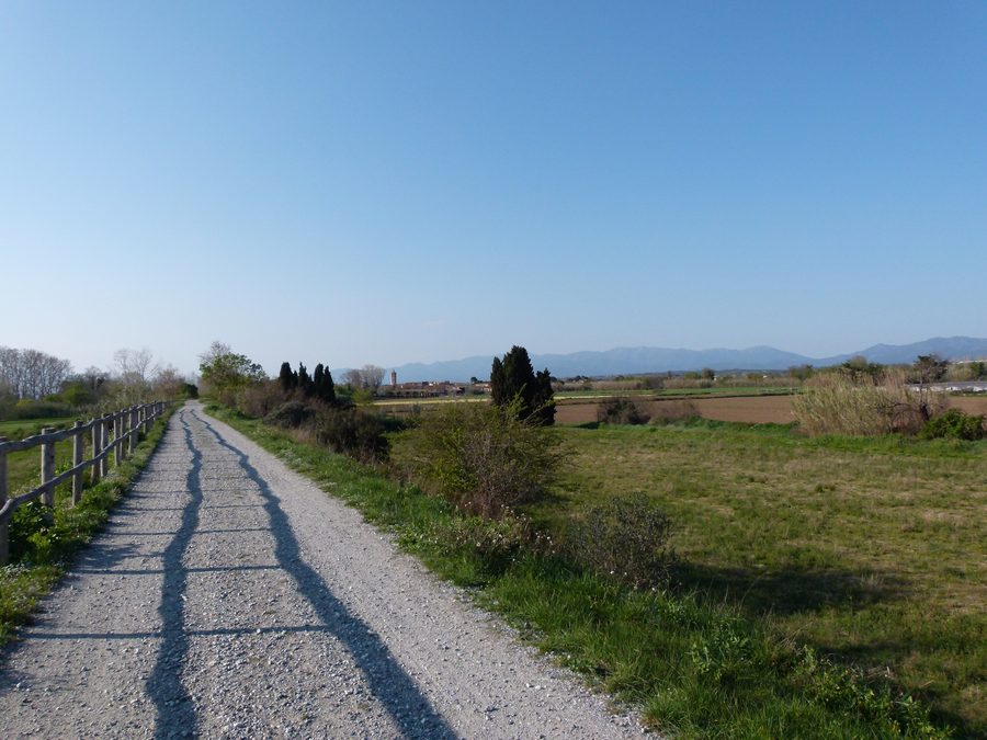 Sentier le long de la rivière Muga près de Vilanova de la Muga