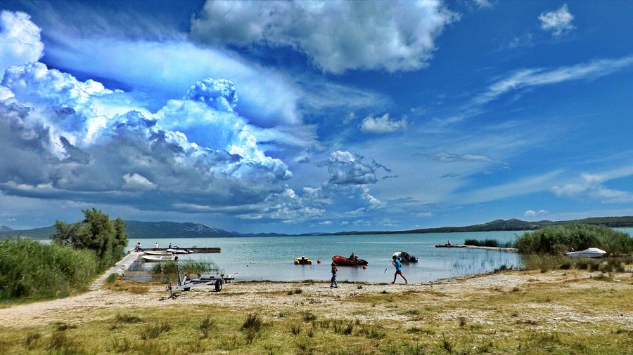 Paysage dans le parc naturel de Vransko Jezero dans la région de Zadar