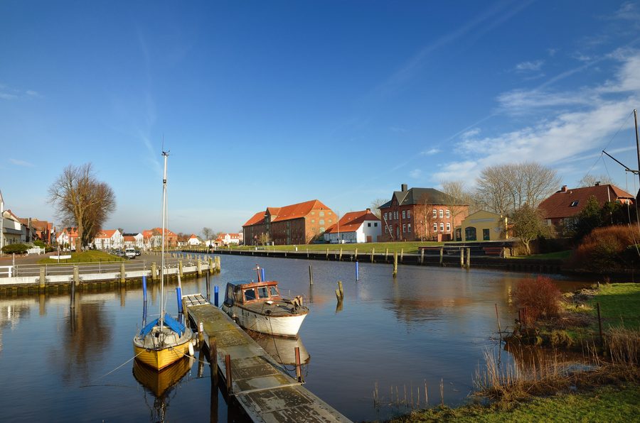 Vue d'ensemble du port de Tönning avec des bâtiments historiques