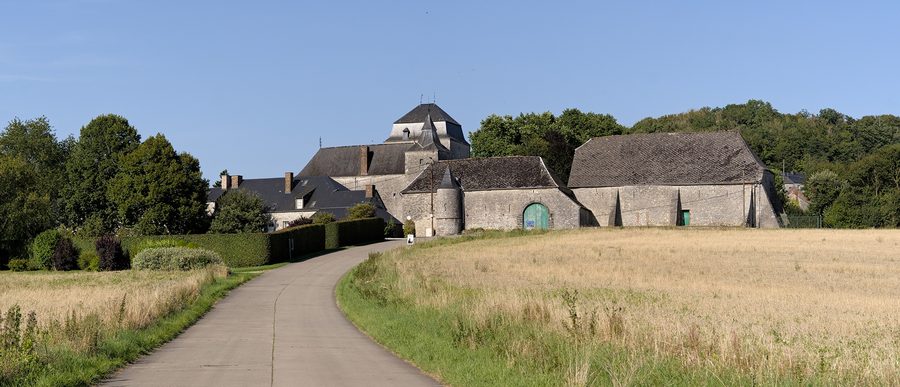 Château-ferme de Roly dans l’environnement rural de Philippeville