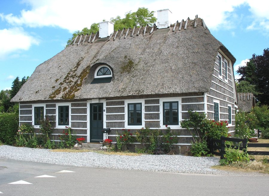 Maison historique caractéristique, revêtue de chaume, dans le village de pêcheurs de Hesnæs à Falster