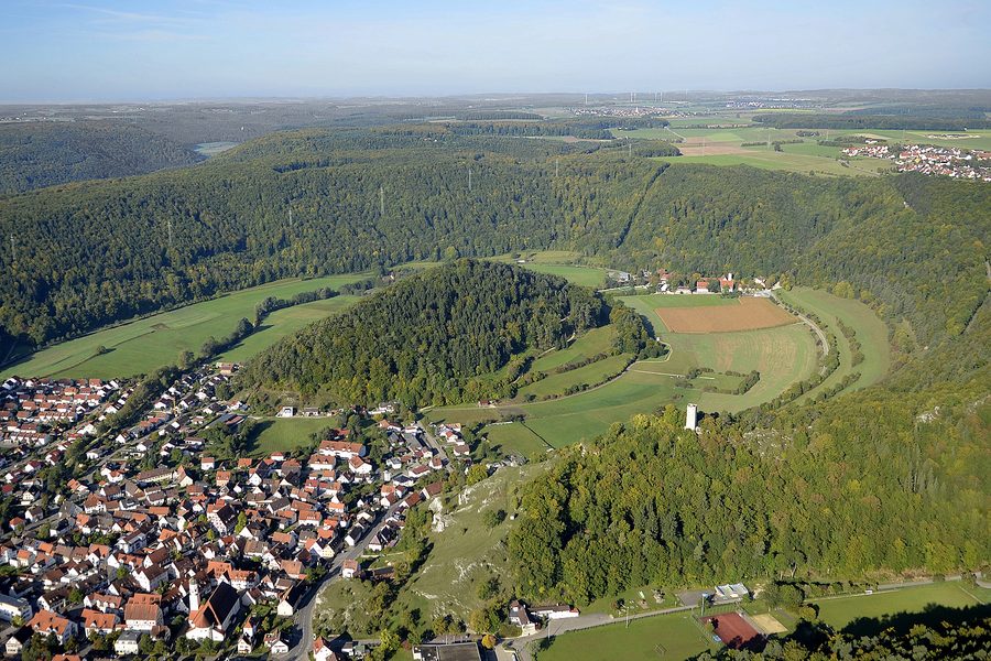 Mont en boucle Lützelberg dans le paysage du Jura souabe près de Schelklingen