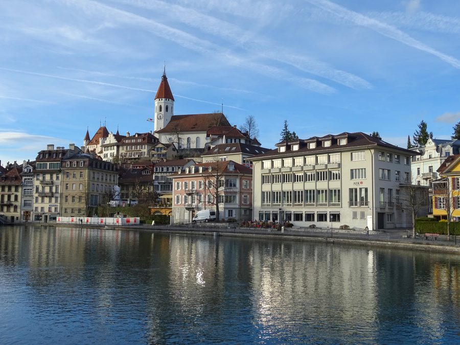 Vue de Thun avec la ville historique, le lac de Thoune et les montagnes en arrière-plan
