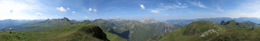 Vue panoramique depuis le Gulmen sur l’univers montagneux du Flumserberg.