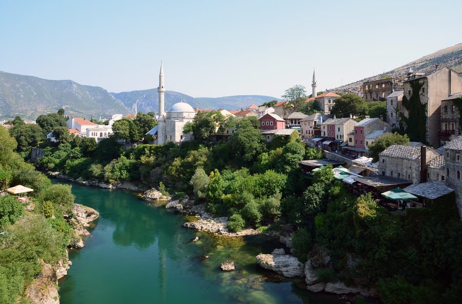 Neretva avec vue sur la ville de Mostar et environnement historique de la vieille ville