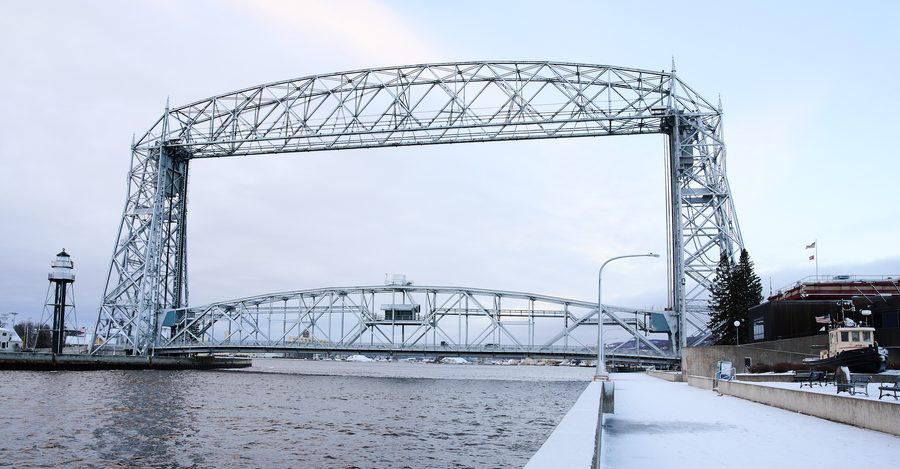 Aerial Lift Bridge au-dessus du canal de navigation de Duluth au bord du lac Supérieur