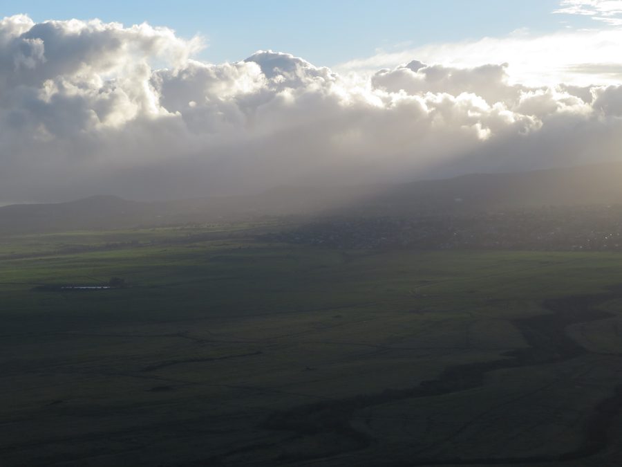 Vue aérienne de zones agricoles et de bassins de retenue à Lower Kula sur Maui