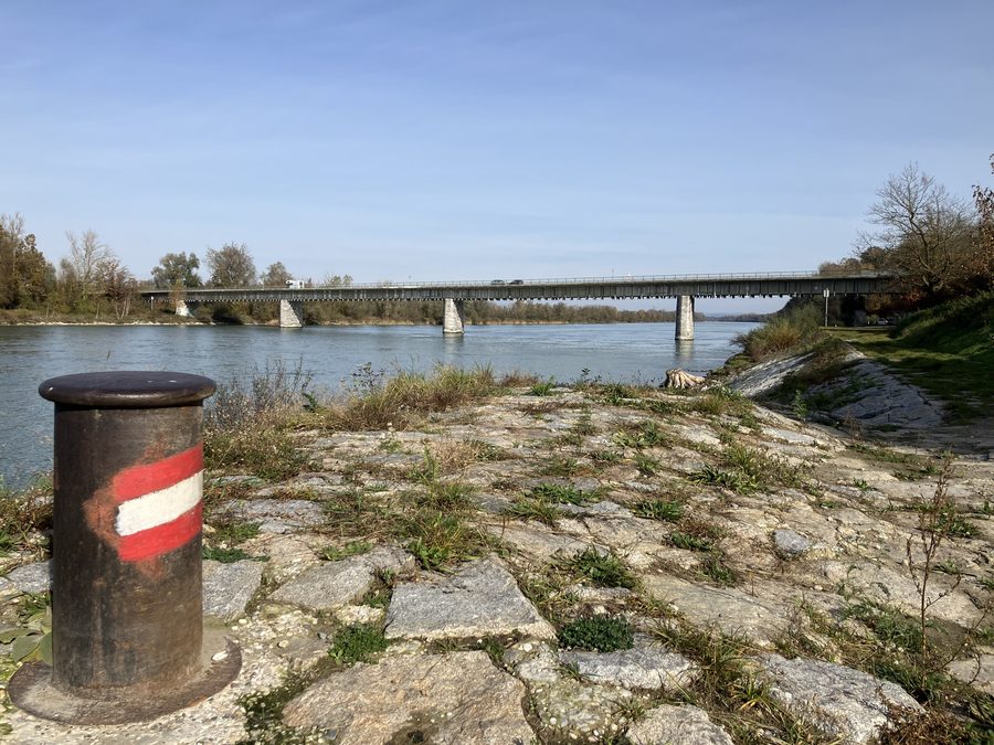 Pont sur l’Inn près d’Obernberg am Inn au-dessus de la rivière Inn