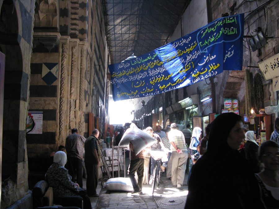 Souk historique dans la vieille ville de Damas avec des personnes entre des bâtiments traditionnels