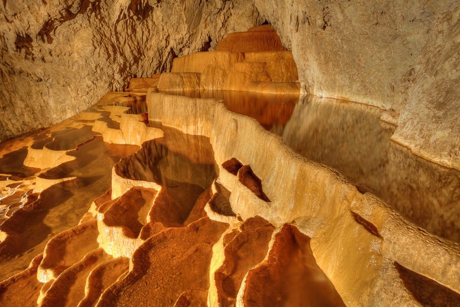 Formations calcaires dans la grotte de Stopića près de Zlatibor
