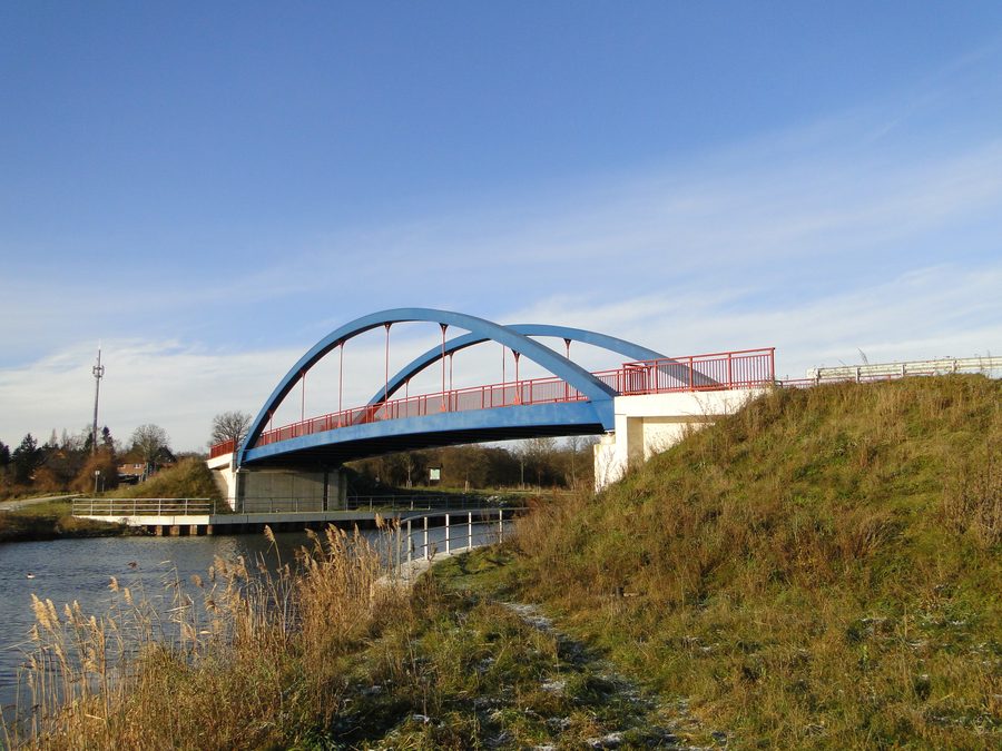 Pont sur le canal Elbe-Lübeck près de Dalldorf dans le district du duché de Lauenburg