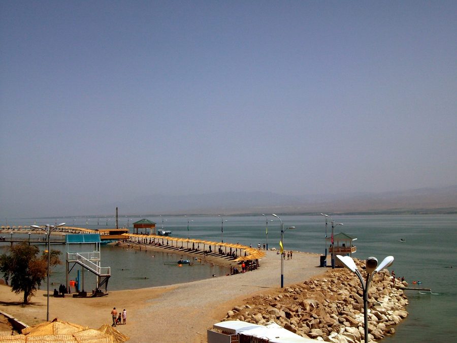 Vaste étendue d'eau du réservoir de Kairakkum au Tadjikistan