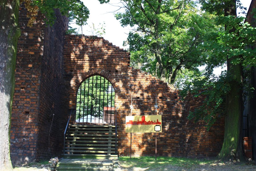Ruines de château avec tour et musée à Ostrzeszów