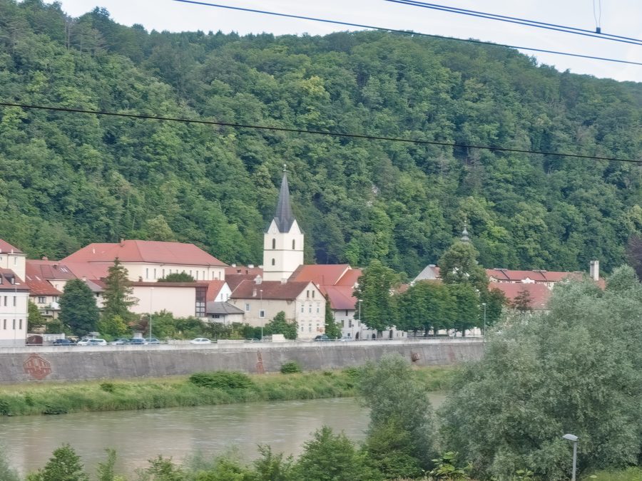 Vue sur la vieille ville de Krško depuis l’autre rive de la Sava.