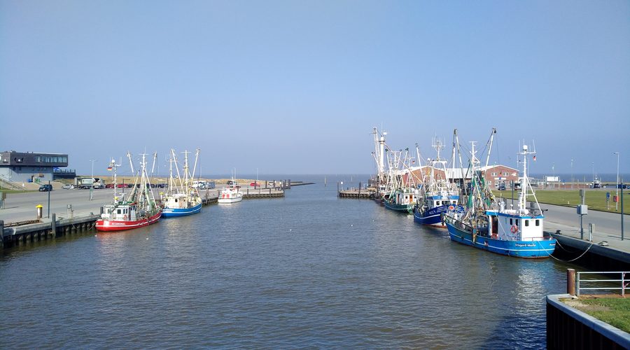 Port de pêche de Dornumersiel vu côté mer depuis l’écluse de pompage