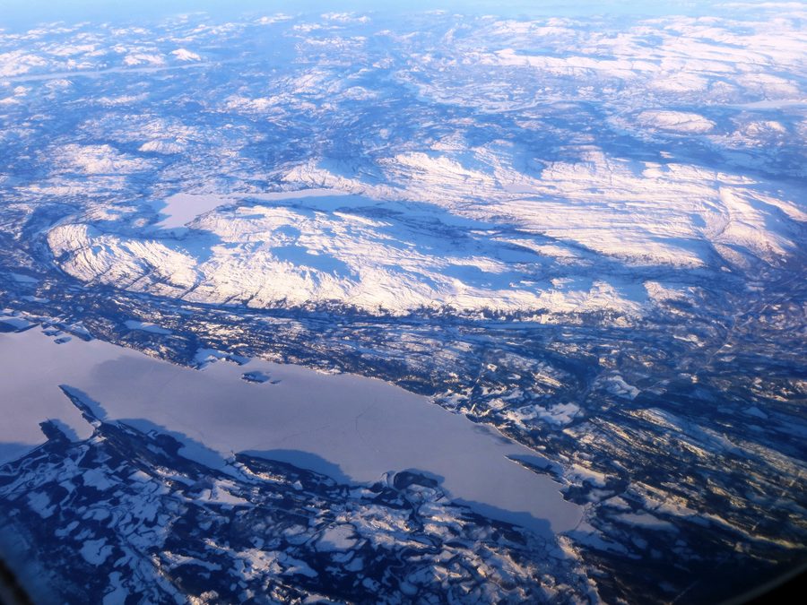 Vue aérienne de Snåsavatnet avec les collines environnantes dans le Nord-Trøndelag.