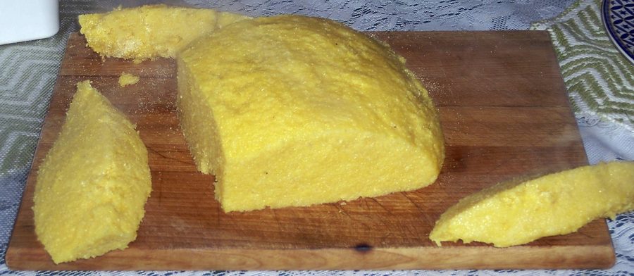 Mămăligă servie, une bouillie de maïs roumaine ferme, dans une assiette.
